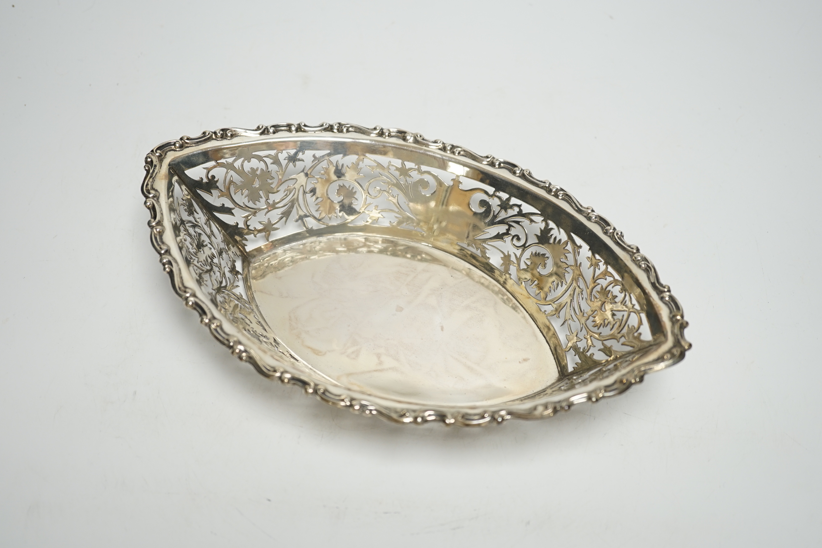 An Edwardian pierced oval silver dish, Chester, 1901, 23.3cm, 7.5oz.